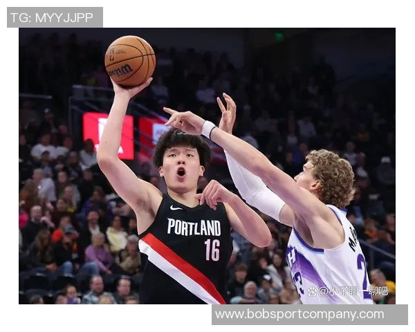 杨瀚森与女友约会被翻译哥打扰网友调侃成电灯泡真搞笑