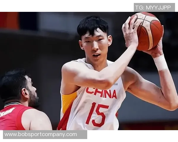 周琦因伤缺席亚洲杯赛场与队友并肩作战全力以赴进行康复训练